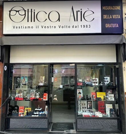 La facciata di Ottica Ariè in Viale Regina Margherita 5 a Mondragone