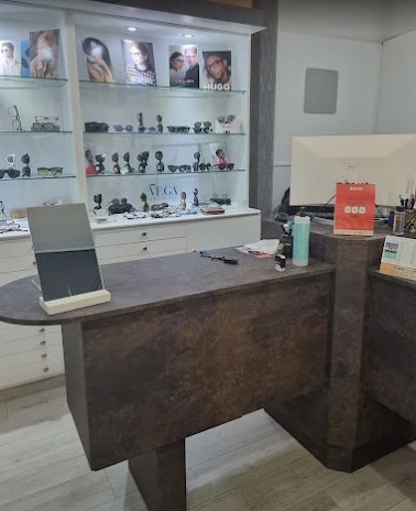 Il banco di Ottica Ariè con le vetrine degli occhiali